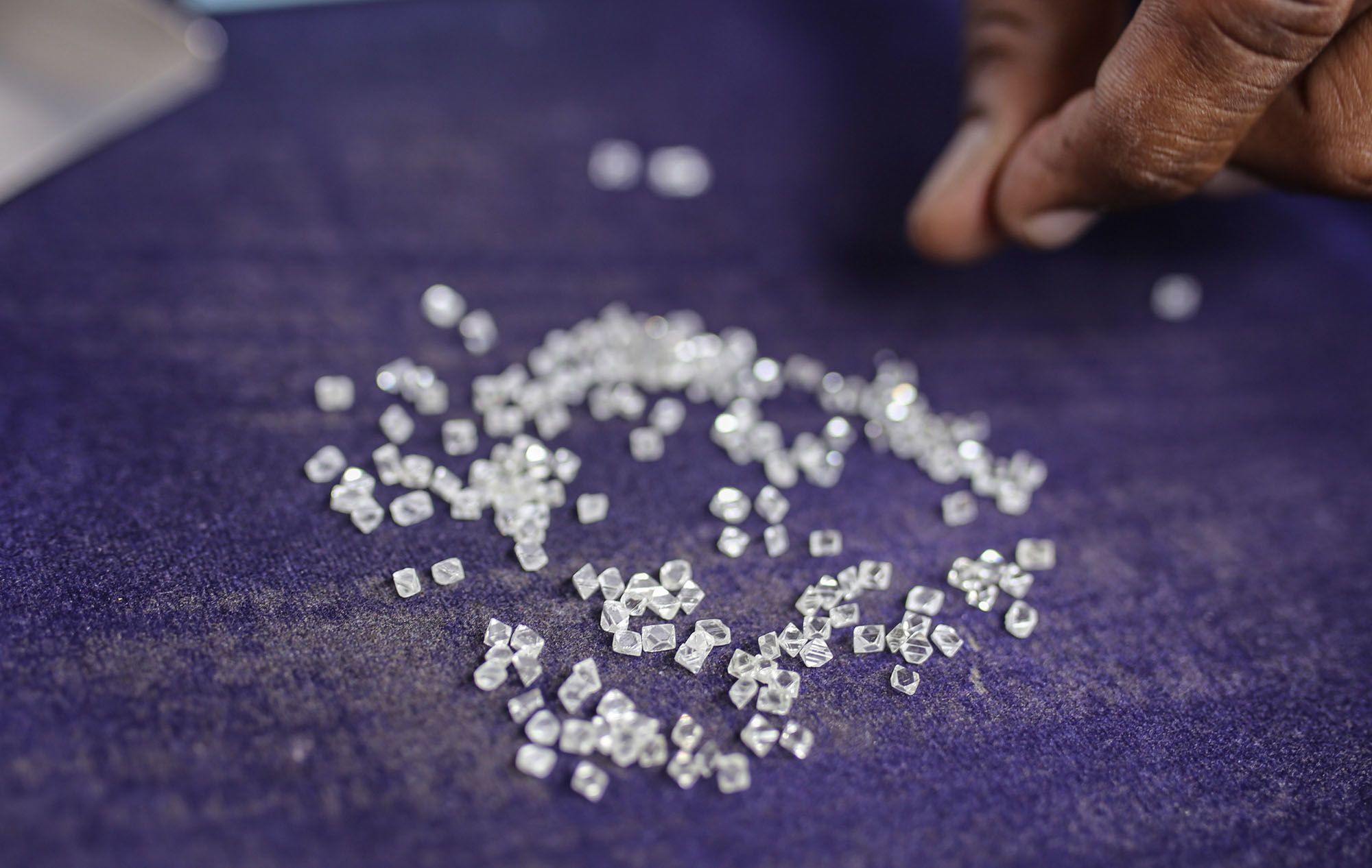 Russia&rsquo;s Secret Gem Sales Are Dividing The Diamond World