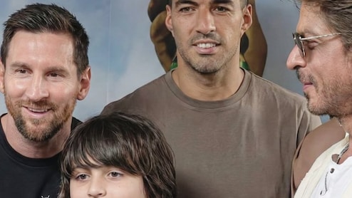 शाहरुख खान और उनके बेटे अबराम खान ने खिंचवाई लियोनेल मेस्सी के साथ फोटो, फैंस बोले- दो लेजेंड एक ही फ्रेम में