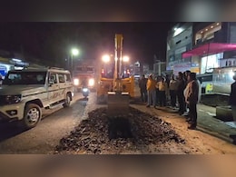 घटिया सड़क निर्माण पर भड़के भाजपाई, अधिकारियों की मौजूदगी में JCB से उखाड़ी गई सड़क