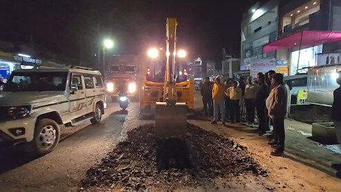 घटिया सड़क निर्माण पर भड़के भाजपाई, अधिकारियों की मौजूदगी में JCB से उखाड़ी गई सड़क