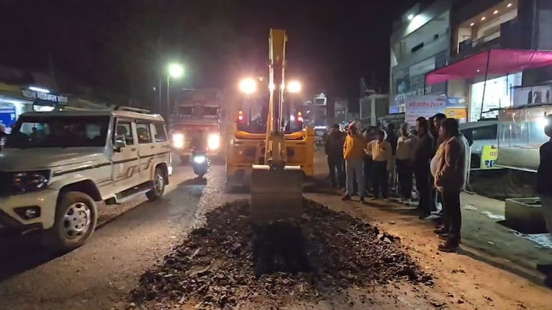 घटिया सड़क निर्माण पर भड़के भाजपाई, अधिकारियों की मौजूदगी में JCB से उखाड़ी गई सड़क