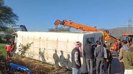 Ajmer Road Accident: अजमेर में भीषण सड़क हादसा, किशनपुरा में यात्रियों से भरी बस पलटी, 30 से ज्यादा यात्री हुए घायल