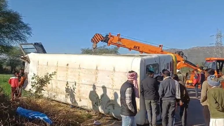 Ajmer Road Accident: अजमेर में भीषण सड़क हादसा, किशनपुरा में यात्रियों से भरी बस पलटी, 30 से ज्यादा यात्री हुए घायल