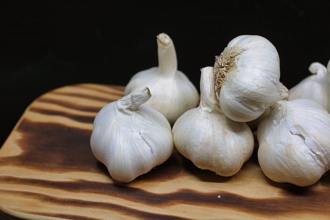 Fresh cloves for cardiovascular health.