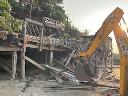 गोवा में रोमियो क्लब पर चला बुलडोजर, गिराया जा रहा नाइट क्लब