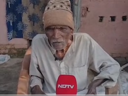 100 साल की उम्र, आंखों पर चश्मा नहीं&hellip; हाथों में किताब,बगहा के हरिहर चौधरी बने ज्ञान की मिसाल