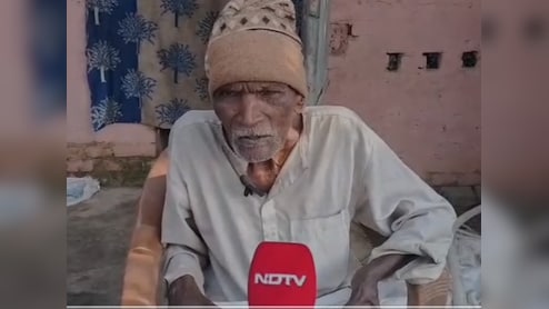 100 साल की उम्र, आंखों पर चश्मा नहीं&hellip; हाथों में किताब,बगहा के हरिहर चौधरी बने ज्ञान की मिसाल