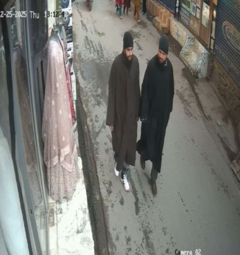 अनंतनाग में दिखे लश्कर के दो संदिग्ध आतंकी, CCTV फुटेज आया सामने, सेना चला रही है सर्च ऑपरेशन