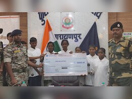 खत्म होता लाल आतंक! मुख्यधारा में लौटने के लिए 37 लाख के 11 इनामी नक्सलियों ने छोड़े हथियार