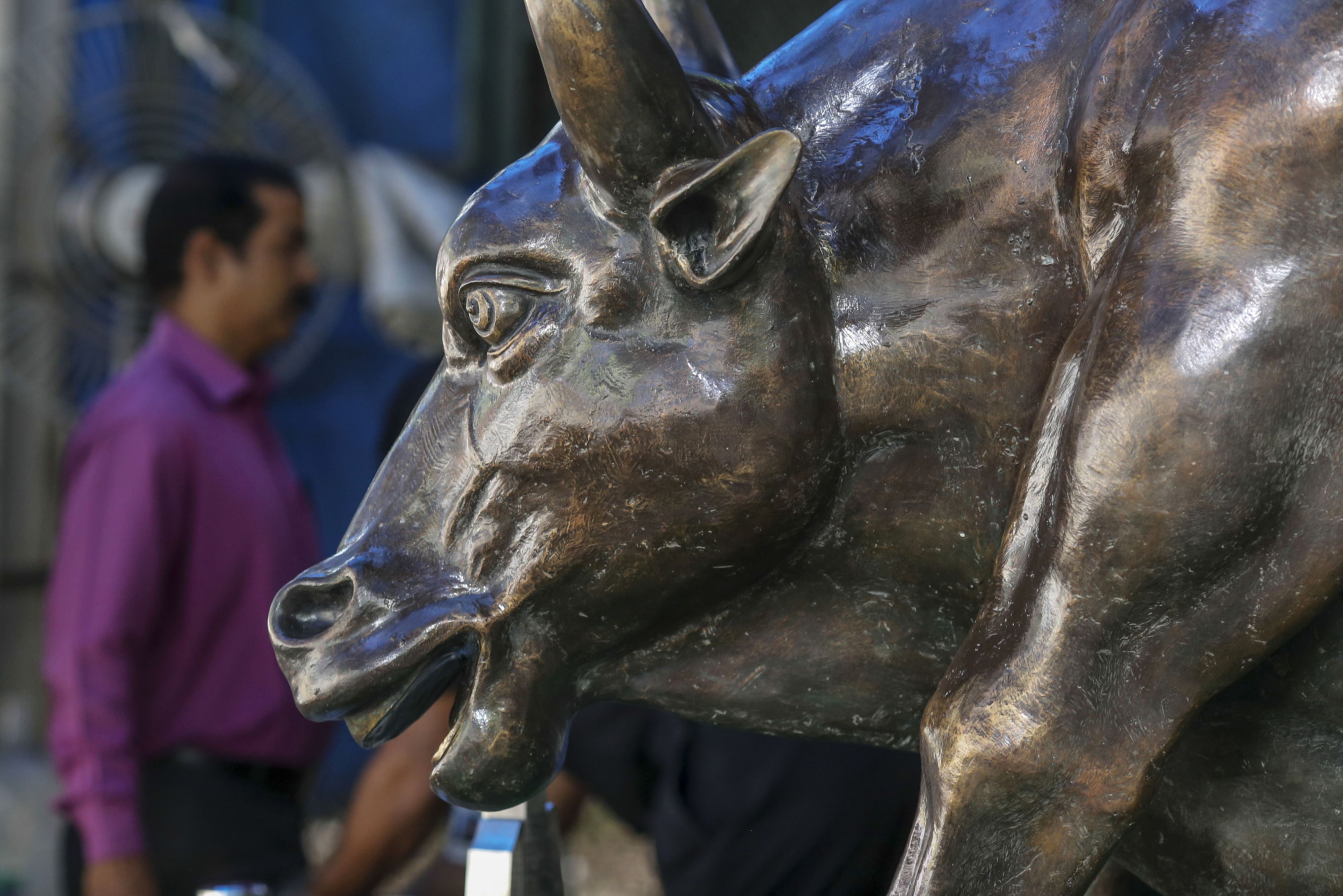Sensex, Nifty Struggle To Hold Gains In Choppy Session
