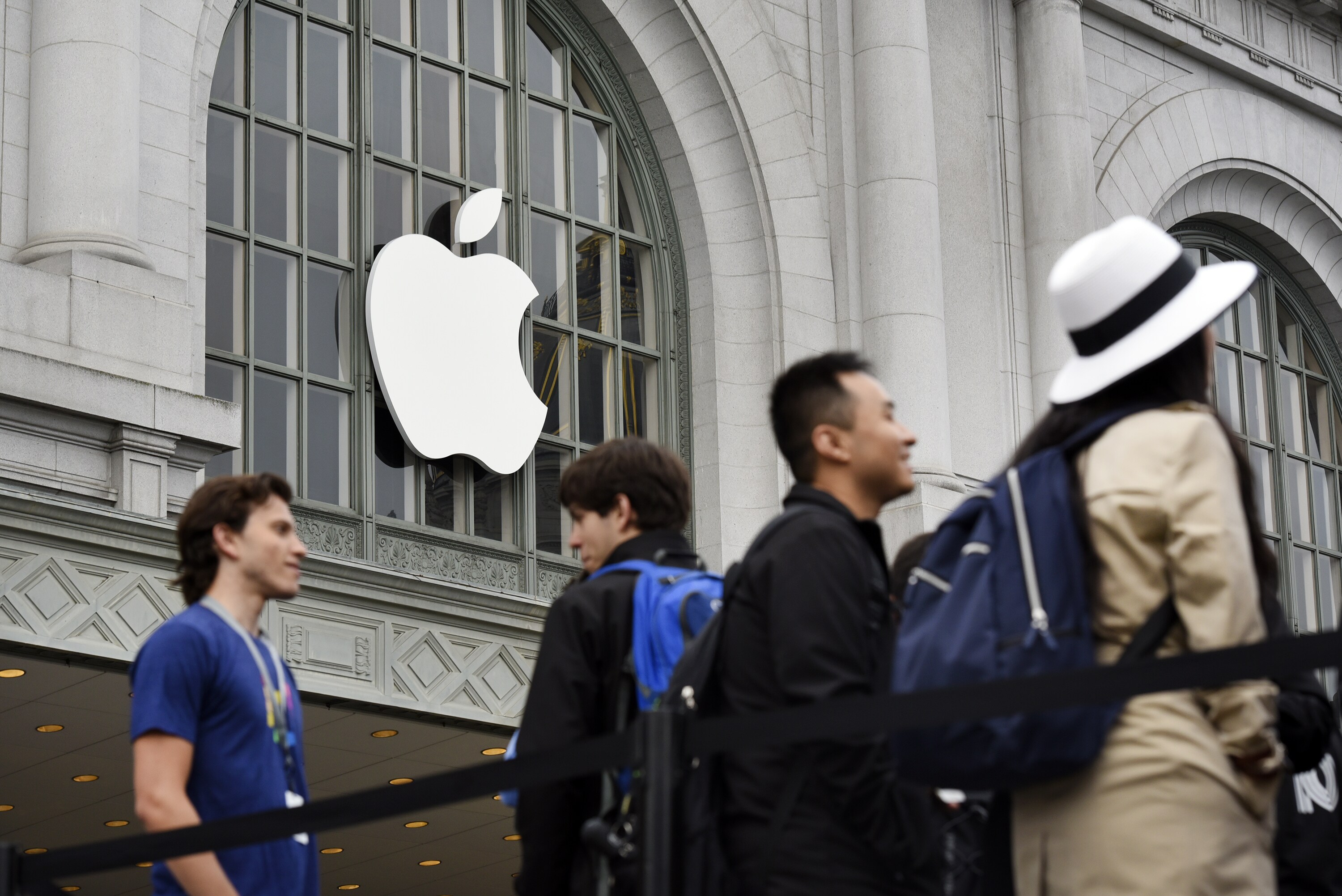 Apple, Meta Hit By &euro;700 Million In EU Fines Over Antitrust Rules After Trump Threats