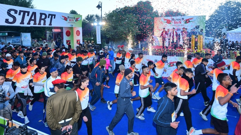 पूर्व सैनिकों के सम्मान में &lsquo;ऑनर रन&rsquo; मैराथन का आयोजन, अल्बर्ट हॉल पर किया गया फ्लैग ऑफ