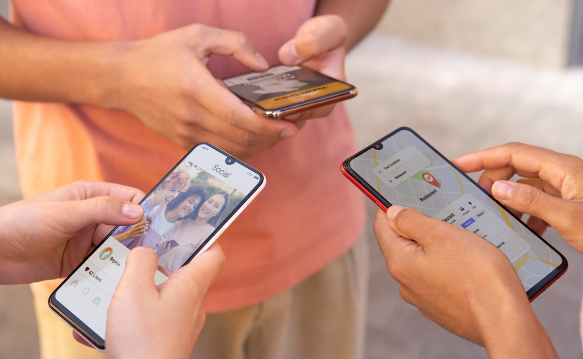 Samsung से लेकर Xiaomi तक सब हुए महंगे! जानें आपके पसंदीदा ब्रांड ने कितने बढ़ाए मोबाइल फोन के दाम