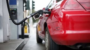 गाड़ी पी रही ज्यादा तेल? अपनाएं ये 5 जादुई ट्रिक्स, आपकी कार बनेगी 'माइलेज किंग'