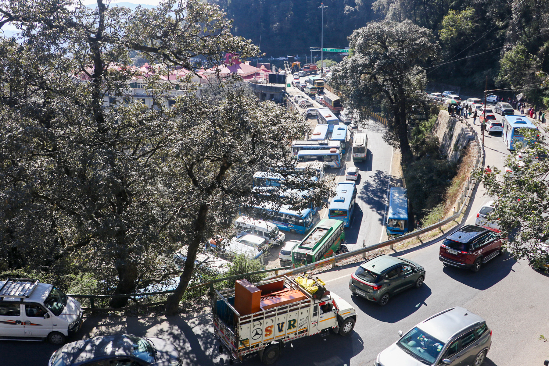 दिल्ली में प्रदूषण की मार से परेशान लोगों ने किया पहाड़ों का रुख, शिमला से मनाली तक जाम ही जाम