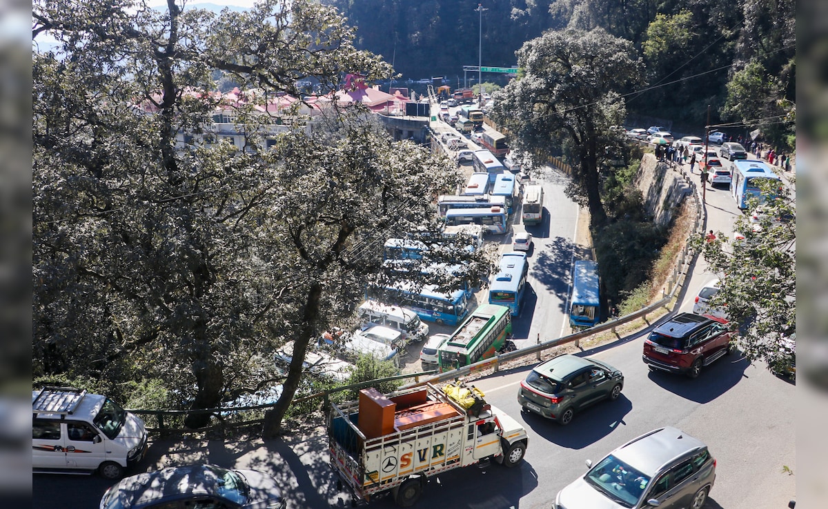 दिल्ली-NCR में प्रदूषण की मार से परेशान लोग कर रहे हैं पहाड़ों का रुख, हिमाचल में पर्यटकों की भारी भीड़