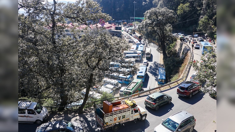 दिल्ली में प्रदूषण की मार से परेशान लोगों ने किया पहाड़ों का रुख, शिमला से मनाली तक जाम ही जाम