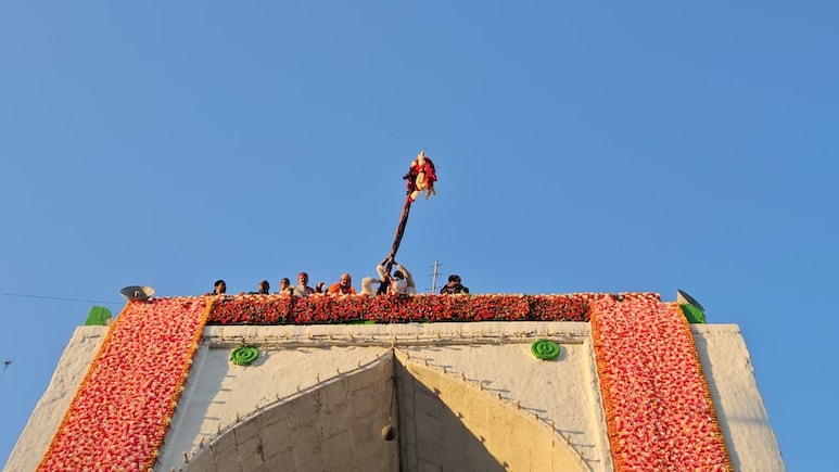 अजमेर: ख्वाजा गरीब नवाज का 814वां उर्स शुरू, झंडे की रस्म क्या है? जिसे गौरी परिवार ने निभाया