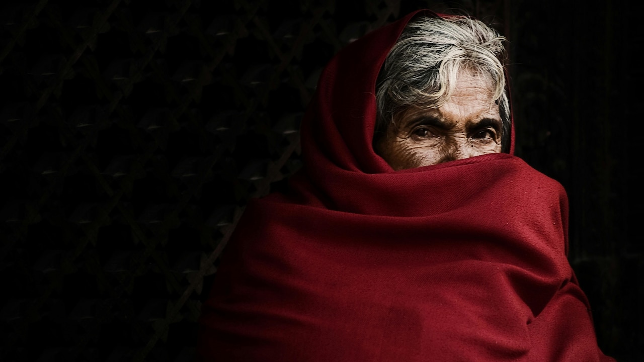 How To Style Ethnic Shawls With Modern Outfits For A Timeless Look How To Style Ethnic Shawls With Modern Outfits For A Timeless Look