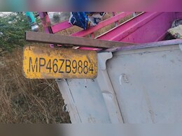 पीथमपुर में दर्दनाक हादसा. मजदूरों से भरी पिकअप पलटी, 10 से ज्यादा घायल, 3 की हालत गंभीर