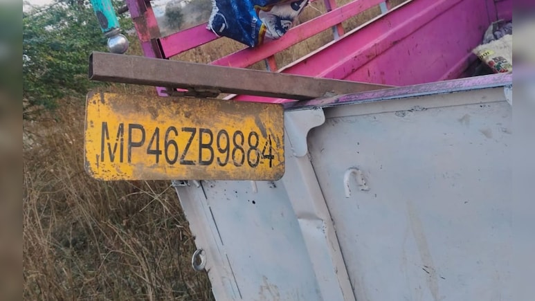 पीथमपुर में दर्दनाक हादसा. मजदूरों से भरी पिकअप पलटी, 10 से ज्यादा घायल, 3 की हालत गंभीर