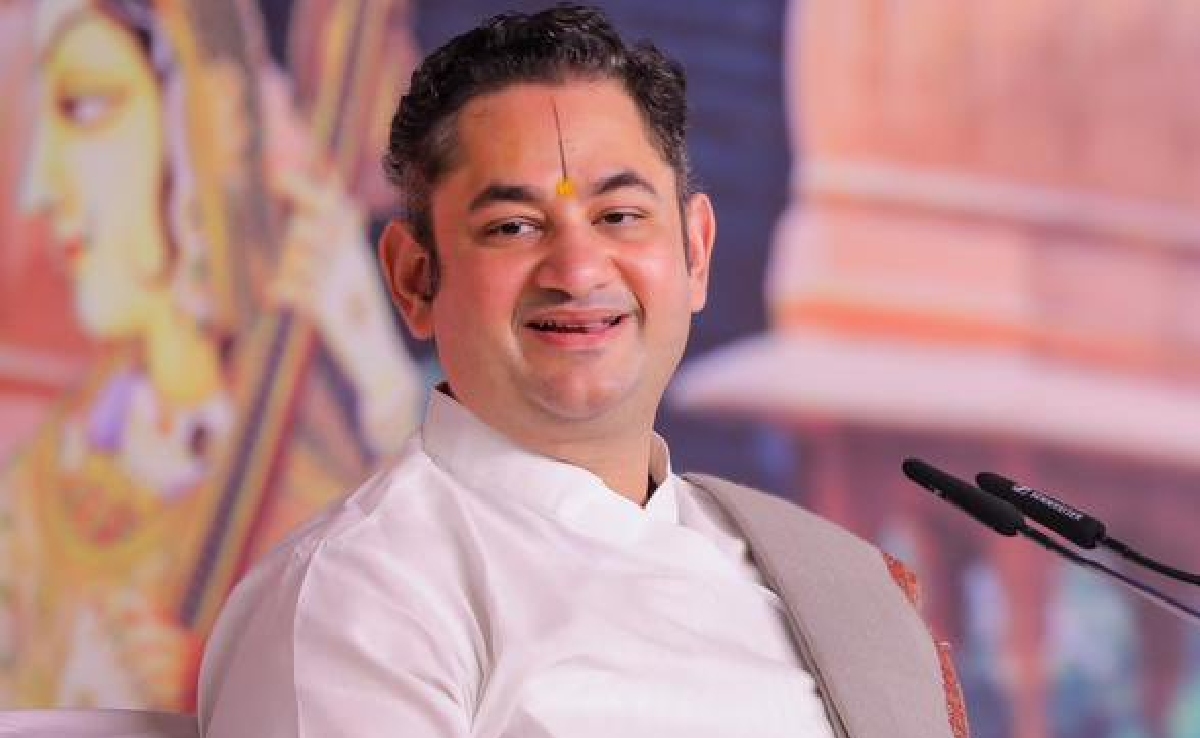 कथावाचक को 'गार्ड ऑफ ऑनर' पर राजनीतिक रार, यूपी पुलिस ने अपनी सफाई में कहा...