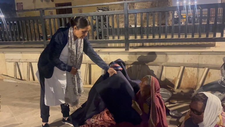 Collector Jamuna Bhide: महिला कलेक्टर की दरियादिली...आधी रात तक खुद सड़कों पर घूम कड़ाके की ठंड में कांप रहे गरीबों को ओढ़ाई कंबल