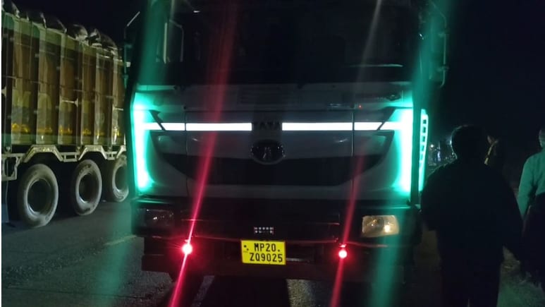 Mandla Road Accident: मंडला में भीषण सड़क हादसा, ट्रक ने 2 युवकों को कुचला, मौत