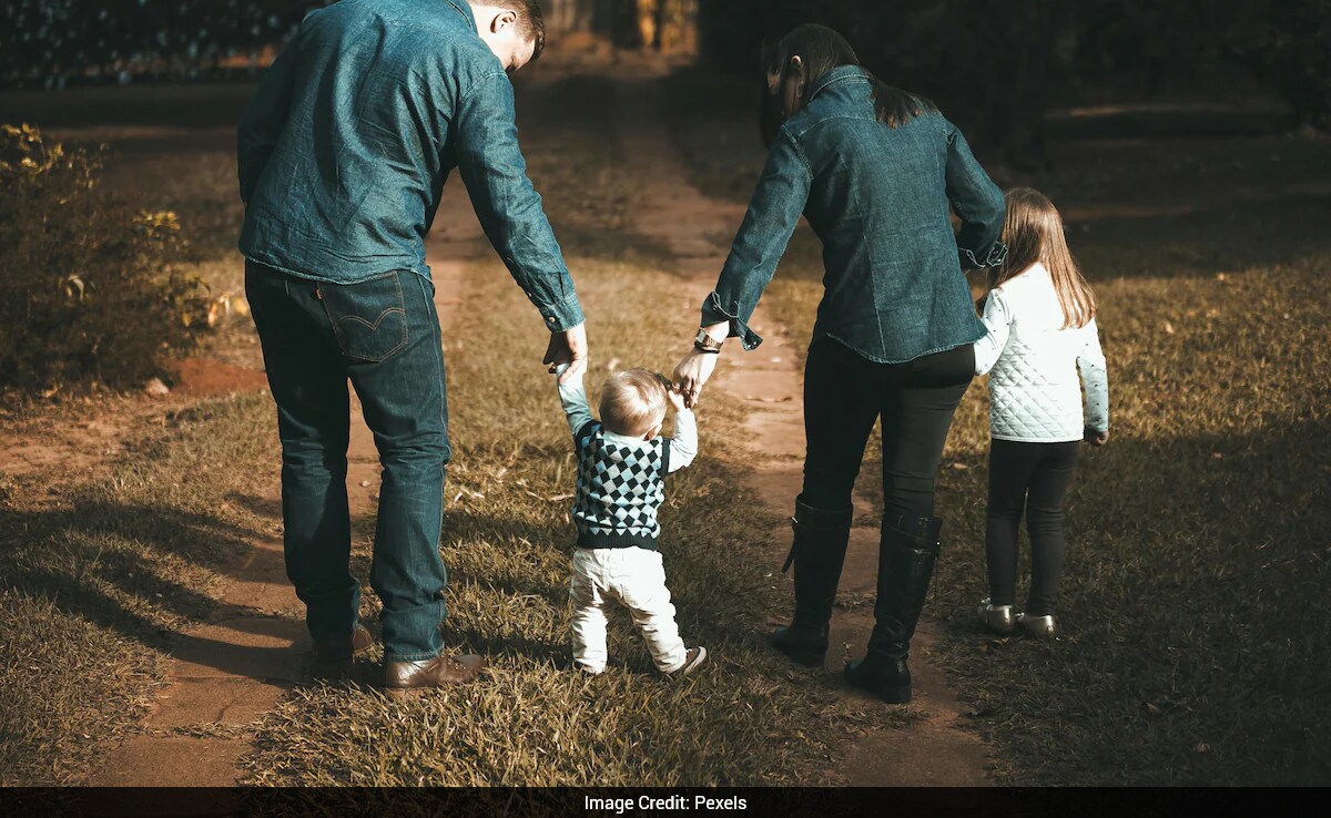 Chinese Man Reunites With Birth Family After 21 Years