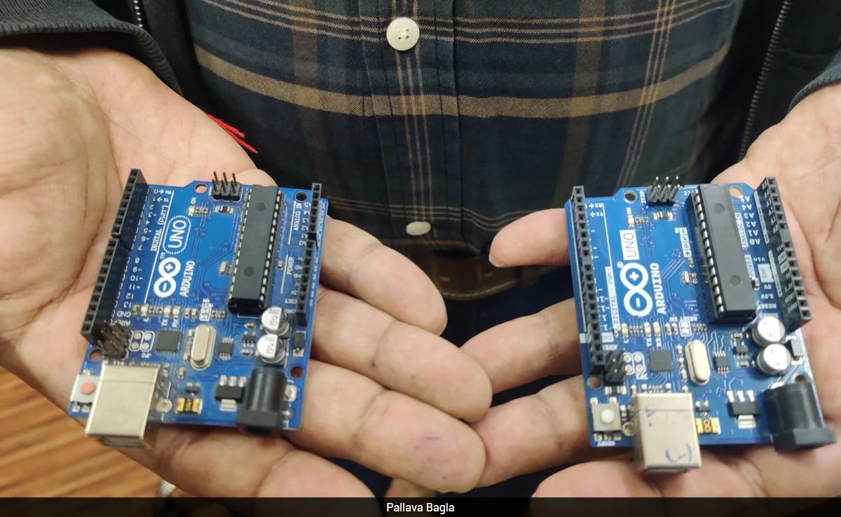 Professor Debdeep Mukhopadhyay holds an original chip (right side) and verbatim forged chip. Professor Debdeep Mukhopadhyay holds an original chip (right side) and verbatim forged chip.