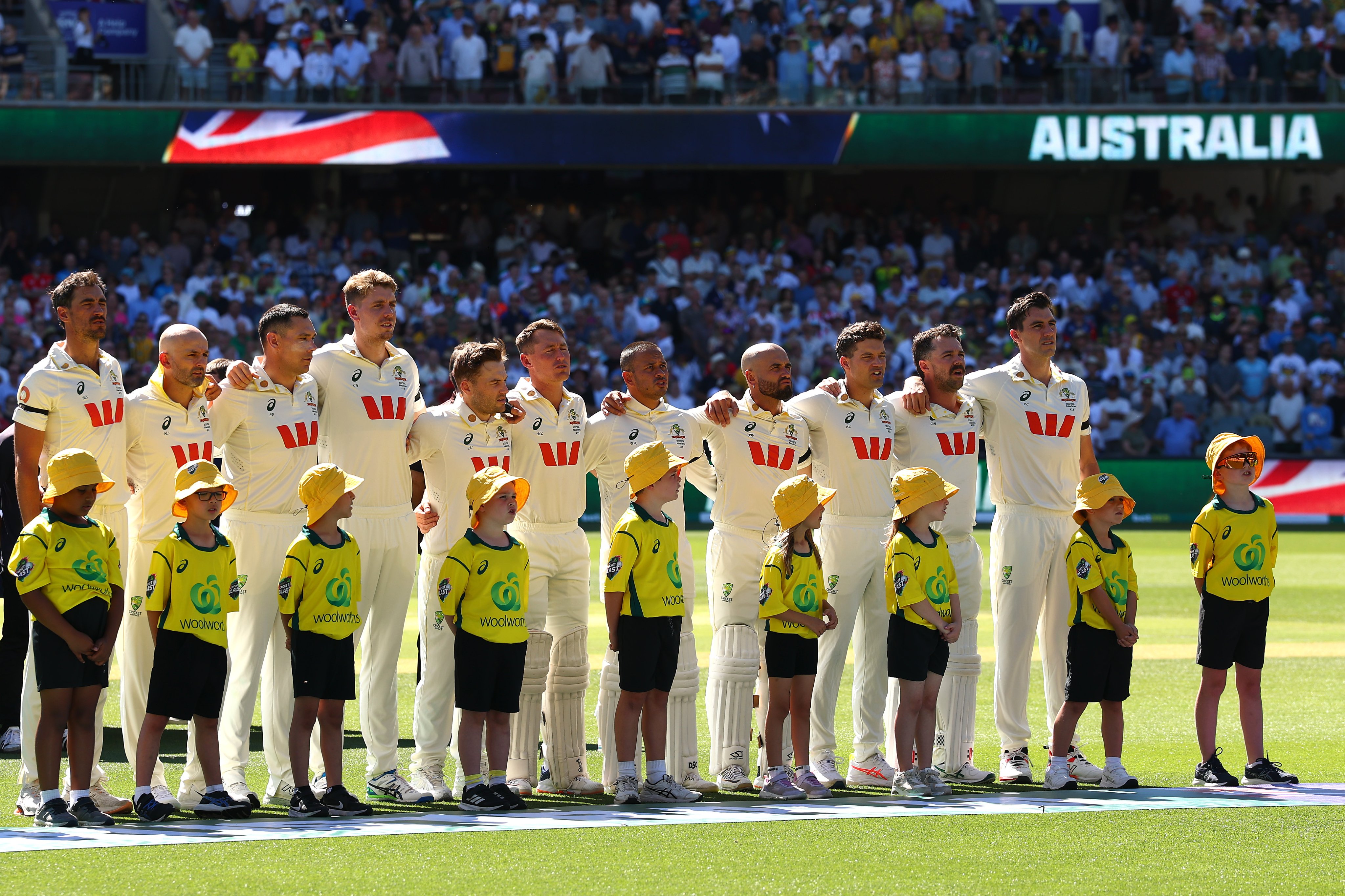 Aus, Eng Players Wear Black Armbands For 3rd Ashes Test. This Is The Reason