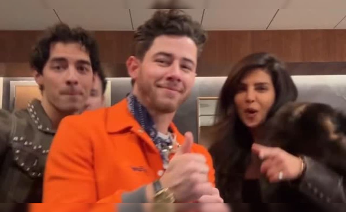 Priyanka Chopra, Nick Jonas Groove To Zeenat Aman's Iconic Aap Jaisa Koi In Singer's Pre-Show Video
