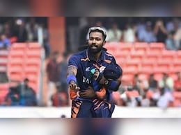 '6-6-6-6...', अभिषेक शर्मा पर भारी पड़ गए हार्दिक पंड्या, बल्ले से तूफान मचाकर दे दिया तगड़ा झटका