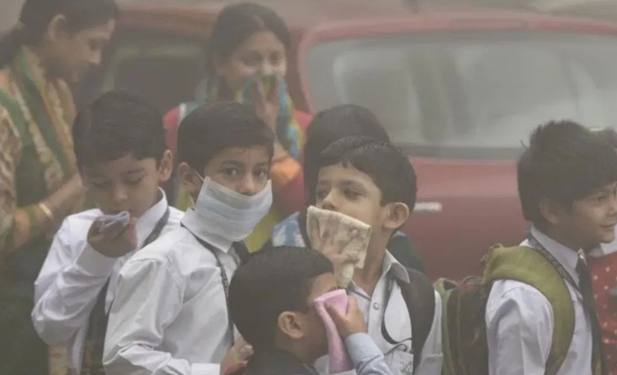 दिल्ली से नोएडा, गाजियाबाद तक, स्कूल कहां खुले कहां बंद, प्रदूषण से किस क्लास तक ऑनलाइन पढ़ाई, जानें डिटेल