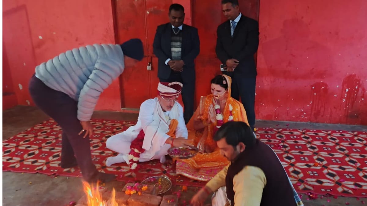 Foreign Couple Married at Shiva Temple in Orchha, MP