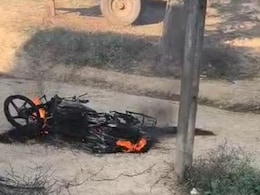 Madhya Pradesh: प्रेम विवाह से नाराज परिजनों का तांडव, घर के बाहर फायरिंग, बाइक फूंकी; युवक के माता-पिता ने छिपकर बचाई जान