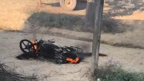 Madhya Pradesh: प्रेम विवाह से नाराज परिजनों का तांडव, घर के बाहर फायरिंग, बाइक फूंकी; युवक के माता-पिता ने छिपकर बचाई जान