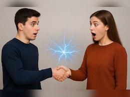 लोगों से हाथ मिलाते ही लगता है करंट? जानें सर्दियों में क्यों लगते हैं ऐसे झटके