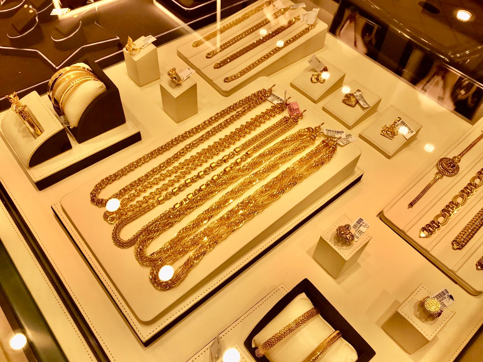 Highdell Investment Sells 6.2% Stake In Kalyan Jewellers For Rs 725 Crore