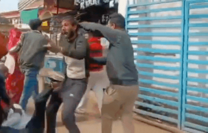 सड़क पर खुली गुंडागर्दी का VIDEO! एक-दूसरे को पटक-पटककर पीटा, &lsquo;कैमरामैन&rsquo; बनी पुलिस