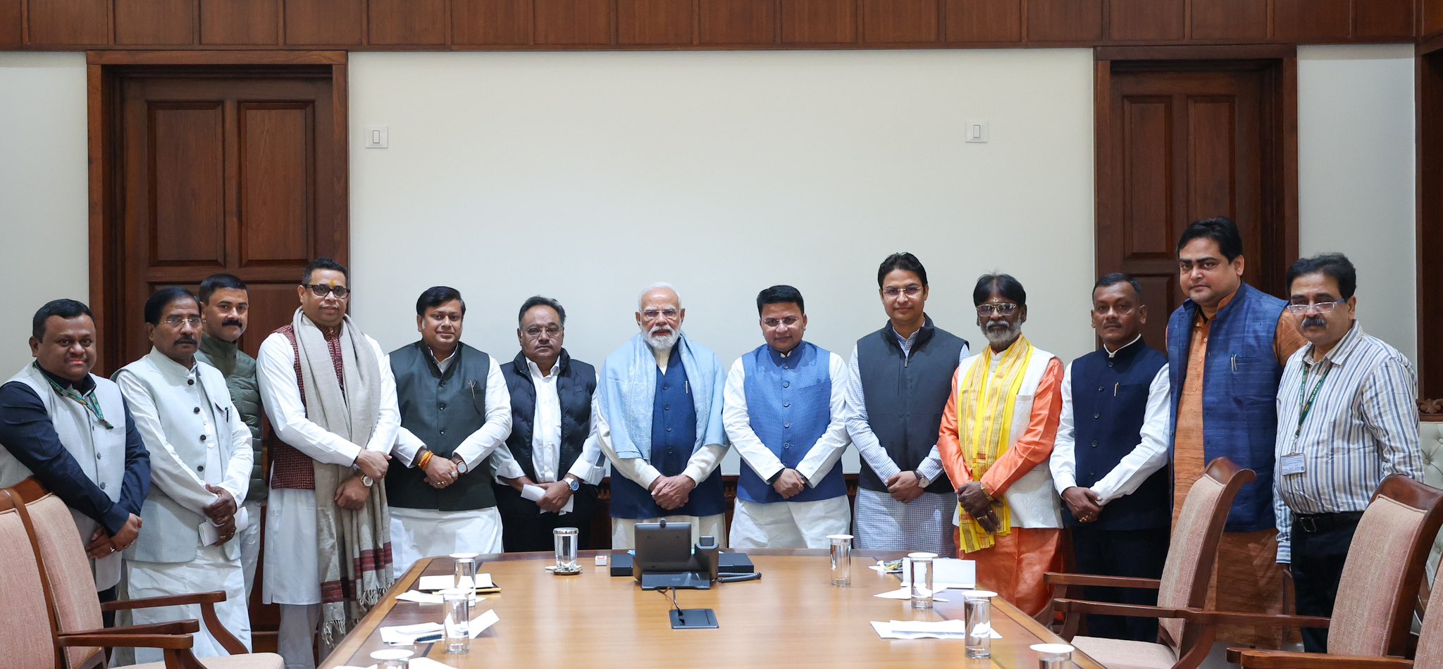 पश्चिम बंगाल के बीजेपी सांसदों के साथ प्रधानमंत्री नरेंद्र मोदी. पश्चिम बंगाल के बीजेपी सांसदों के साथ प्रधानमंत्री नरेंद्र मोदी.