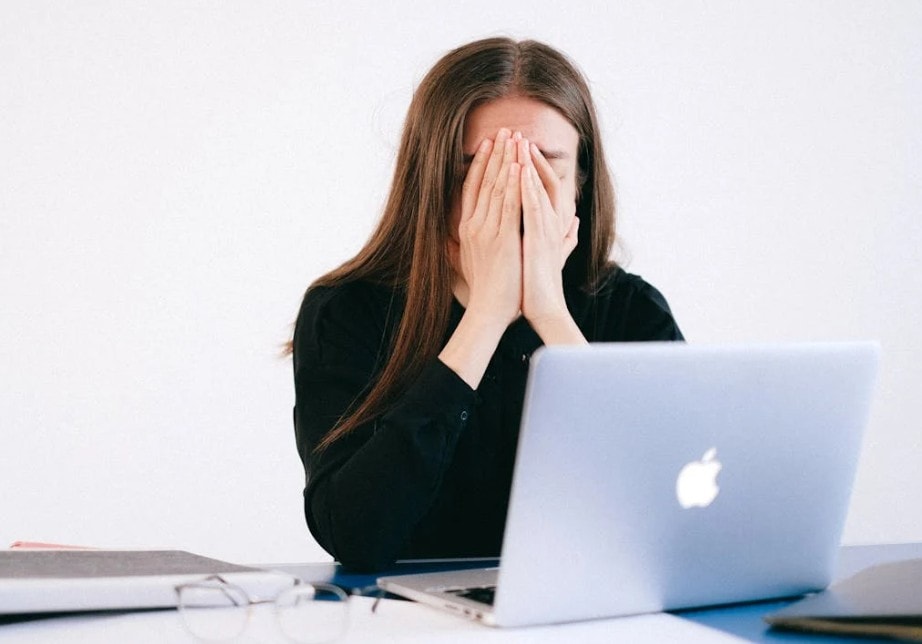 Spanish Woman Fired For Arriving 40 Minutes Early To Work, She Sues Her Boss