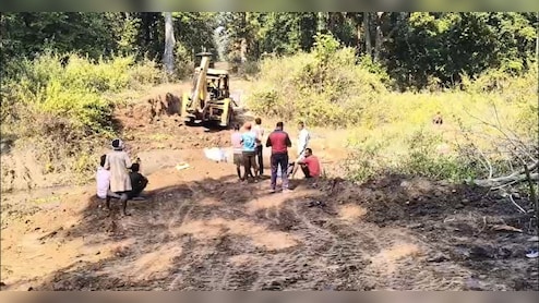 सिस्टम फेल तो ग्रामीण खुद बने 'इंजीनियर' ! धमतरी में चंदा जुटाकर 10 किमी तक बना दी सड़क
