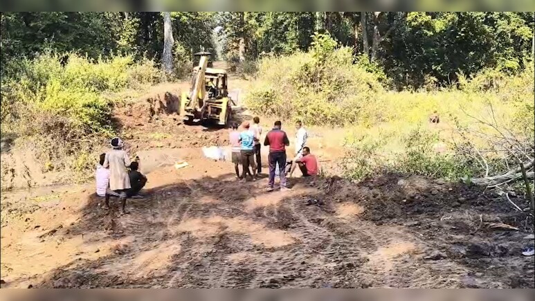 सिस्टम फेल तो ग्रामीण खुद बने 'इंजीनियर' ! धमतरी में चंदा जुटाकर 10 किमी तक बना दी सड़क