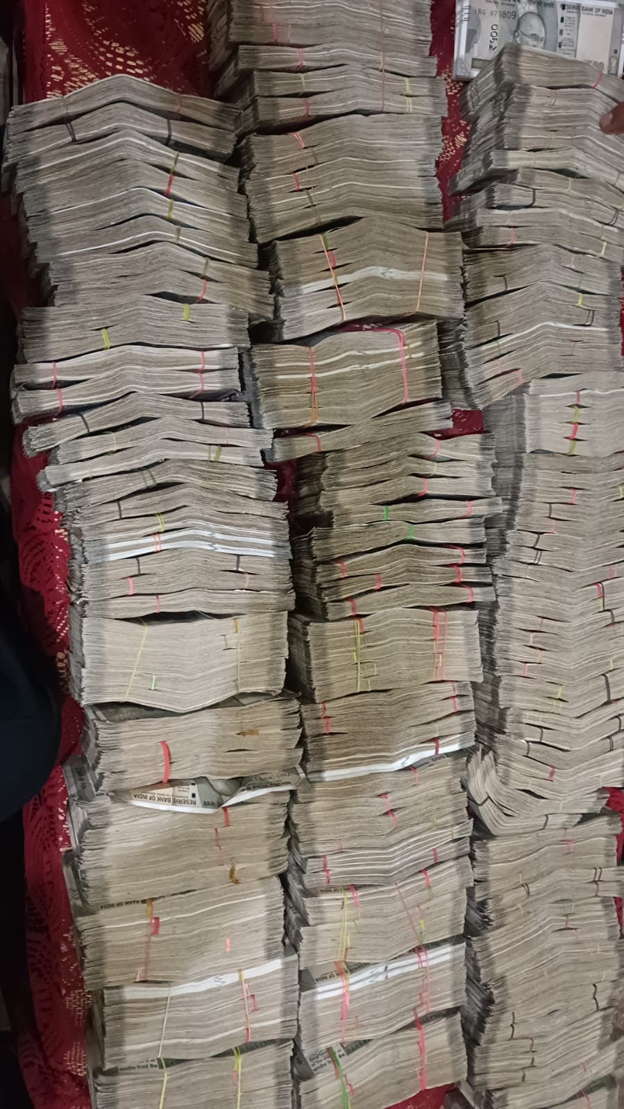 लेफ्टिनेंट कर्नल दीपक शर्मा और उनकी पत्नी के घरों की तलाशी में सीबीआई ने 2.23 करोड़ रुपये जब्त किए हैं.