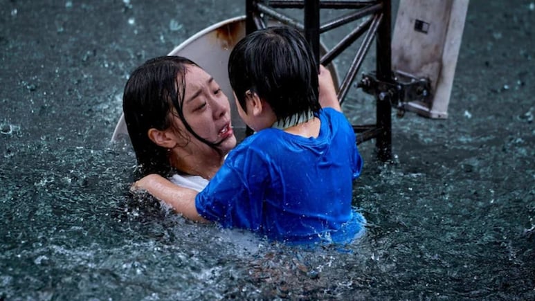 आई, मुलगा अन् सुनामी..कसा आहे Netflix चा नवा चित्रपट 'द ग्रेट फ्लड'? Movie Review वाचल्यावर धुरंधर विसराल