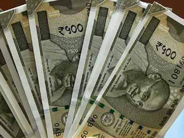 Rupee Falls 15 Paise To Settle At 77.40 Against US Dollar