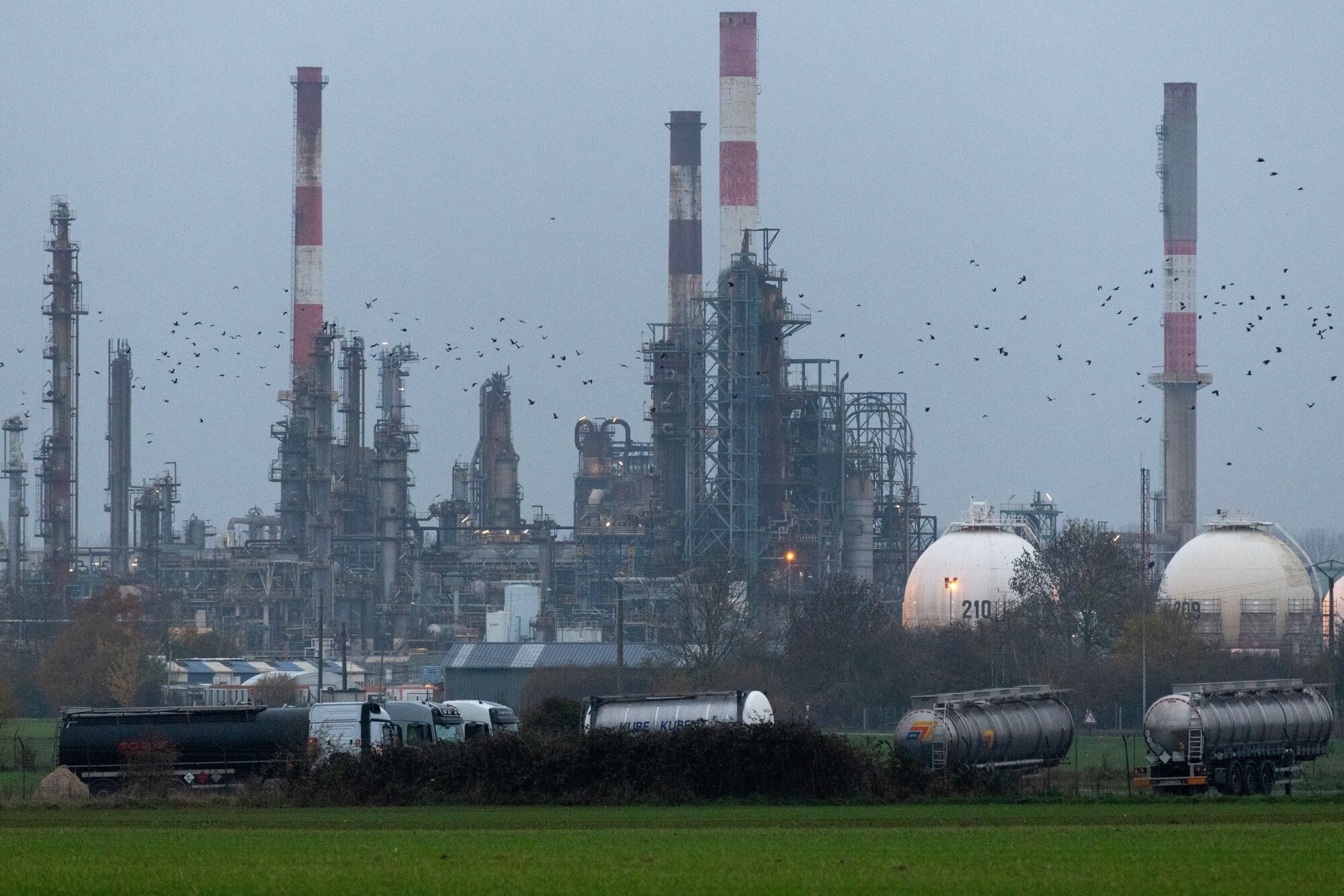 Oil Holds Sharp Drop After US Stockpiles Expand To 10-Month High