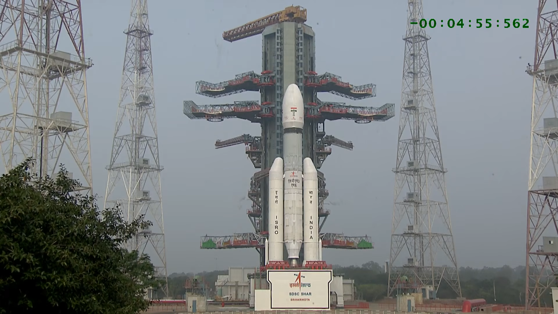 LIVE: अंतरिक्ष में एक और इतिहास रचने को तैयार ISRO का 'बाहुबली', बस कुछ ही पलों में लॉन्चिंग