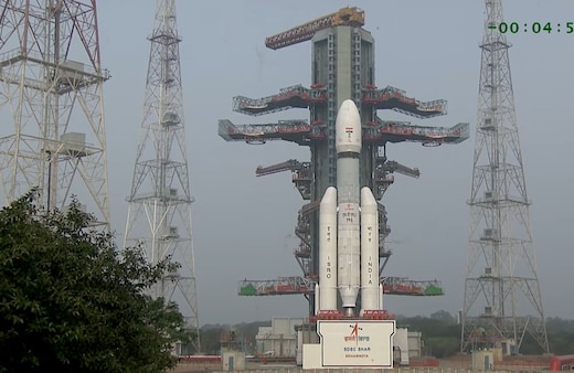 LIVE: अंतरिक्ष में एक और इतिहास रचने को तैयार ISRO का 'बाहुबली', बस कुछ ही पलों में लॉन्चिंग